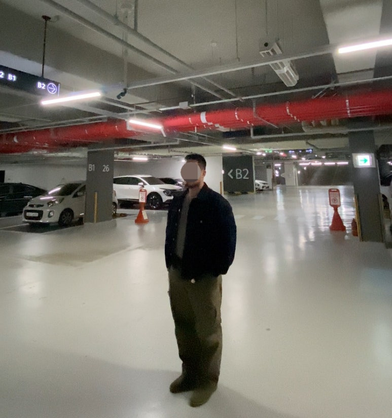 데일리룩('25. 11. 2.)무신사스탠다드 오버사이즈 데님 트러커 청재킷 인디고, 무신사스탠다드 릴렉스 크루넥 티셔츠 베이지, 프리즘웍스 카고 팬츠 카키, 언코즈 처카부츠 카키