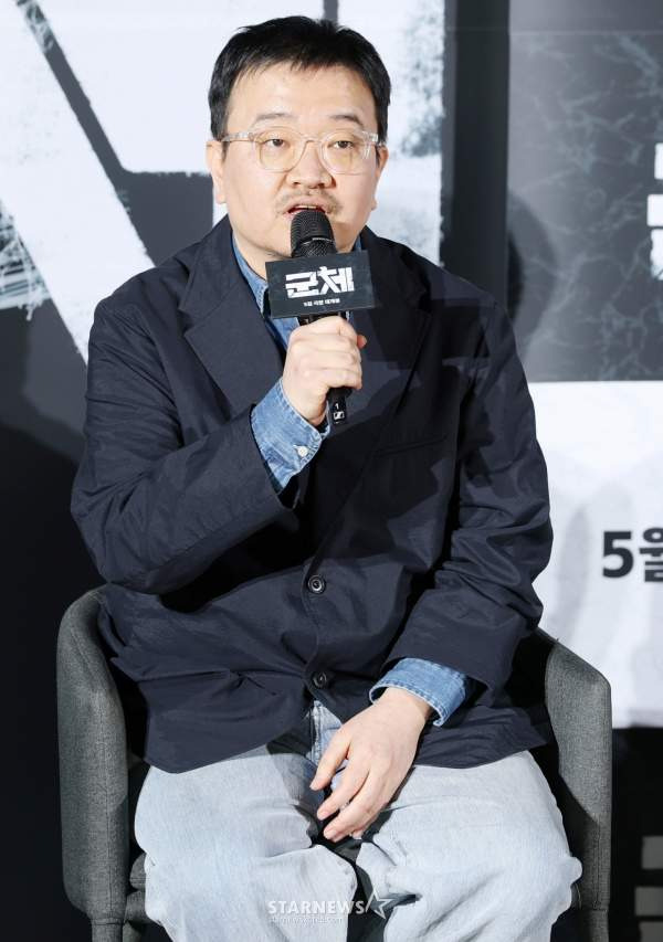 군체 연상호 감독 나이 프로필 학력 고향 경력 연봉 영화 200만 돌파 전지현 구교환 캐스팅 비화 총정리