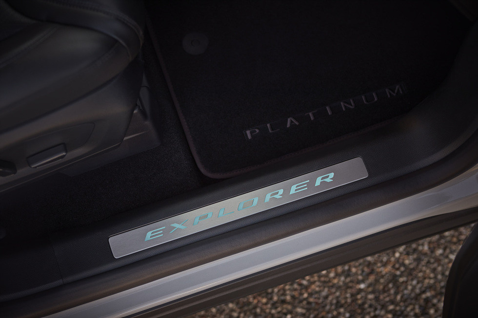 2023년형 포드 익스플로러 실내 도어스커프 사진