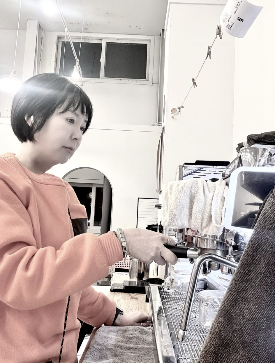 이상아 애견카페에서 촬영한 일상 모습 사진