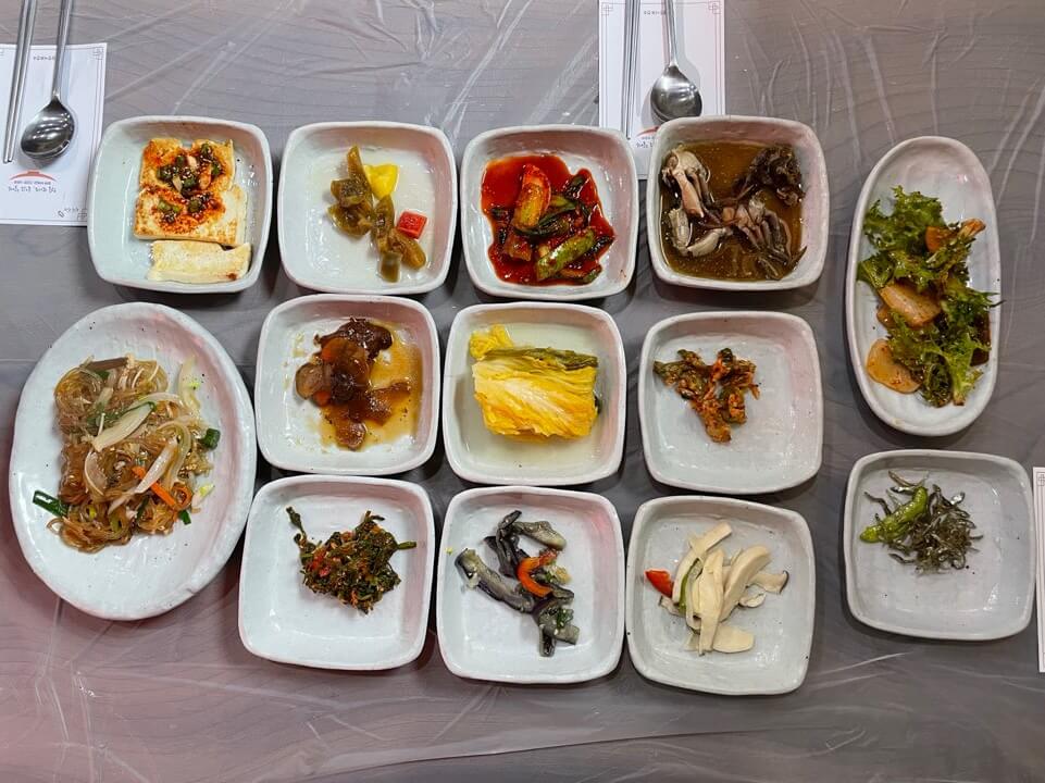 식당-길목-꺼먹지-정식-밑반찬-모습