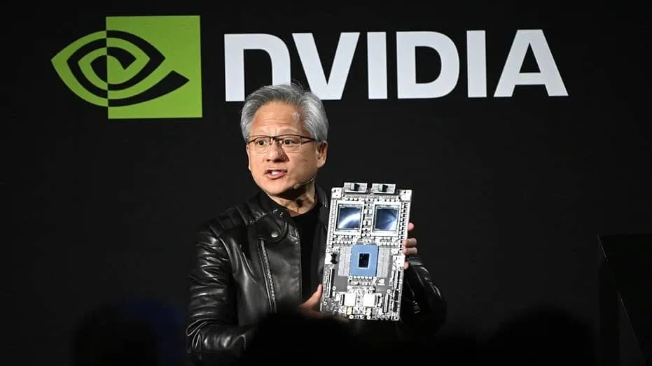 젠슨 황 엔비디아 CEO가 데이터센터용 CPU 모듈을 양손으로 들어 보이고 있다. 배경에는 NVIDIA 로고가 표시되어 있다.