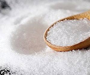 소금은 나트륨 섭취로 설사에 좋은 음식 속에 포함됩니다.