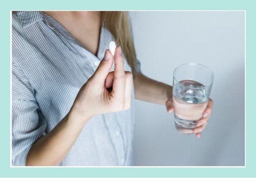 알약을-복용하기위해-물컵을들고있다