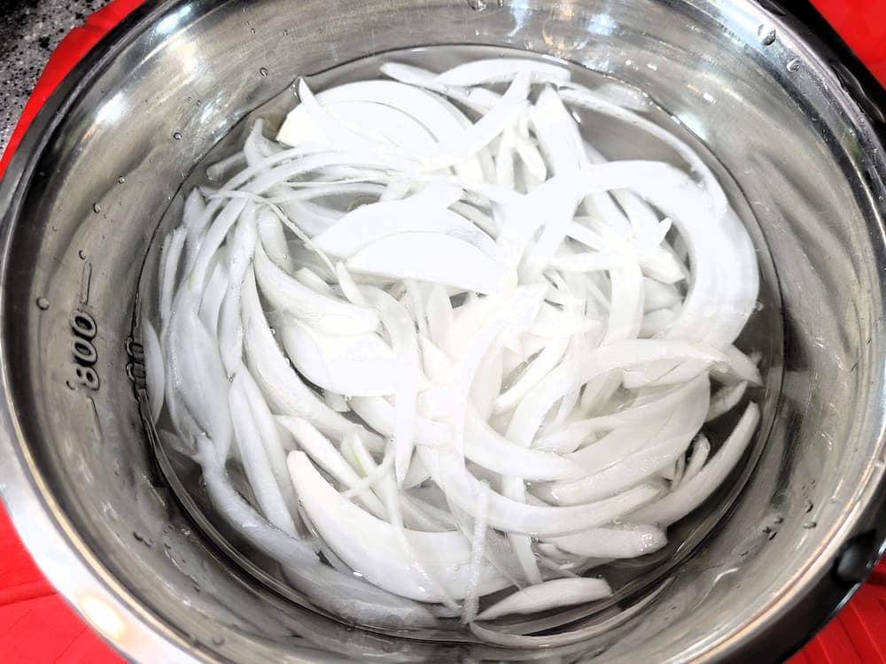 얇게 채 썰어 물에 담가 놓은 양파