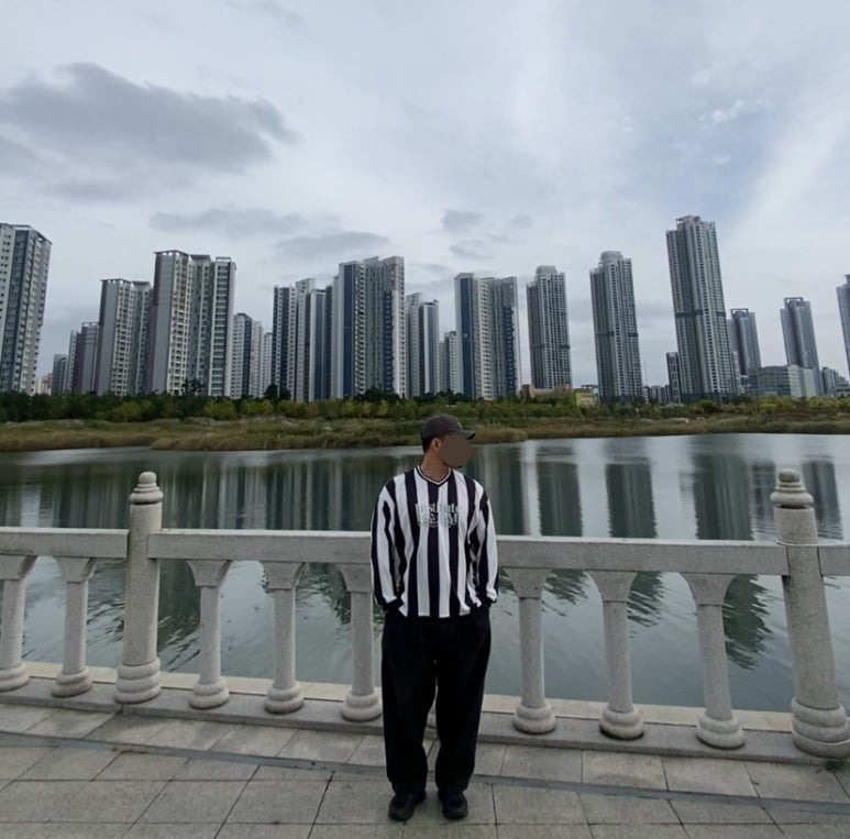 데일리룩('25. 10. 18.)칼하트 오데사 볼캡, 필루미네이트 스트라이프 티셔츠 지브라 유벤투스 델피에로 지단 유니폼, 무신사스탠다드 데님와이드 벌룬팬츠, 아식스 조그 100