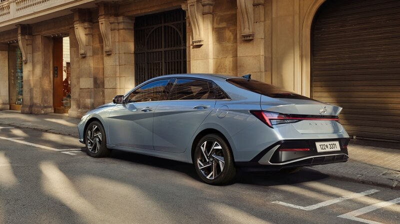 아반떼-7세대-페이스리프트-뒷면