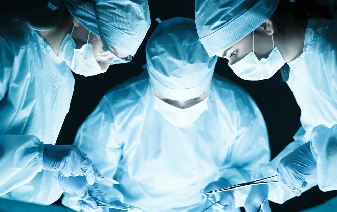 대장게실염-수술하는의사와두명의간호사사진