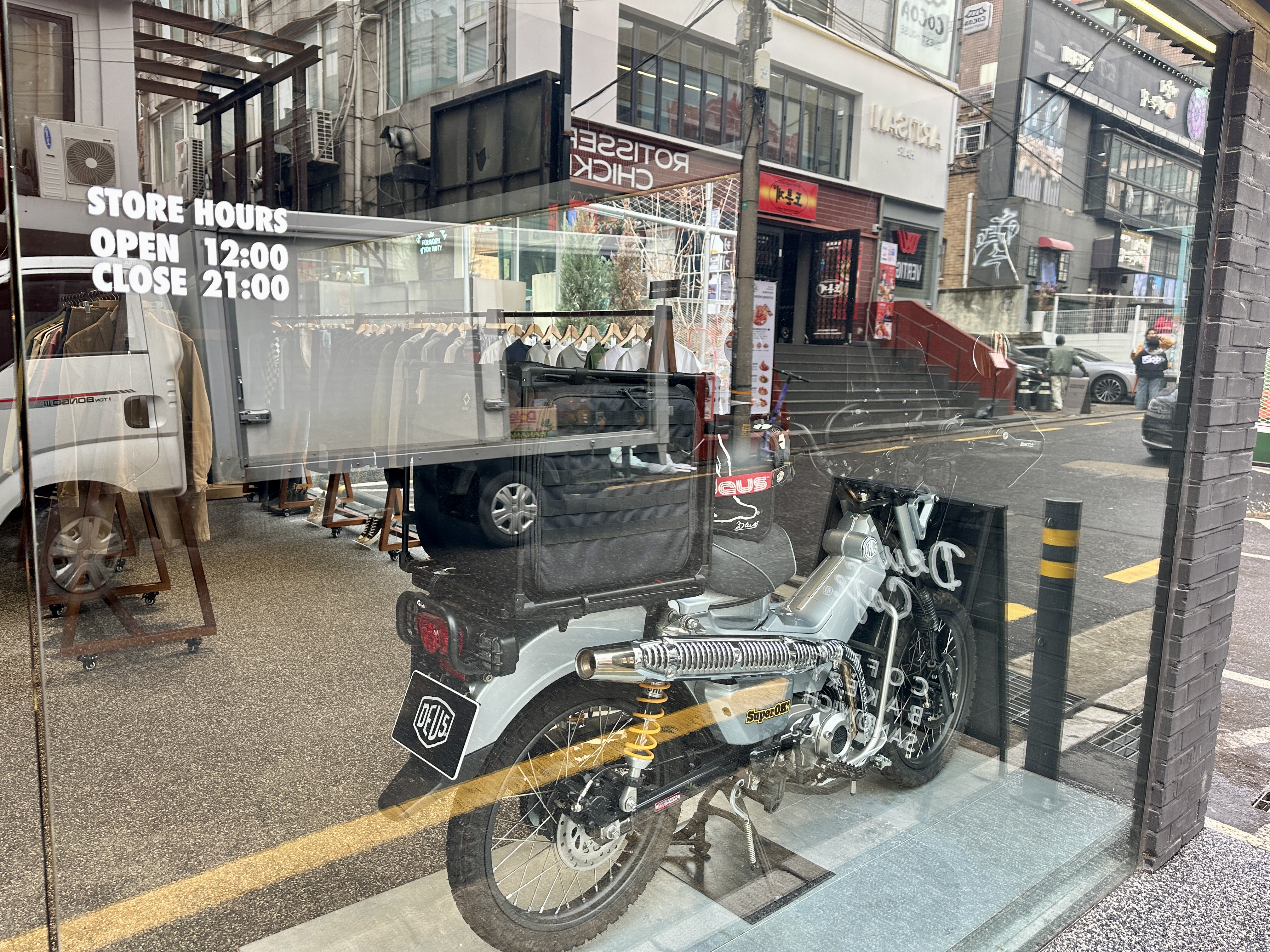 데우스 엑스 마키나 홍대점 오토바이