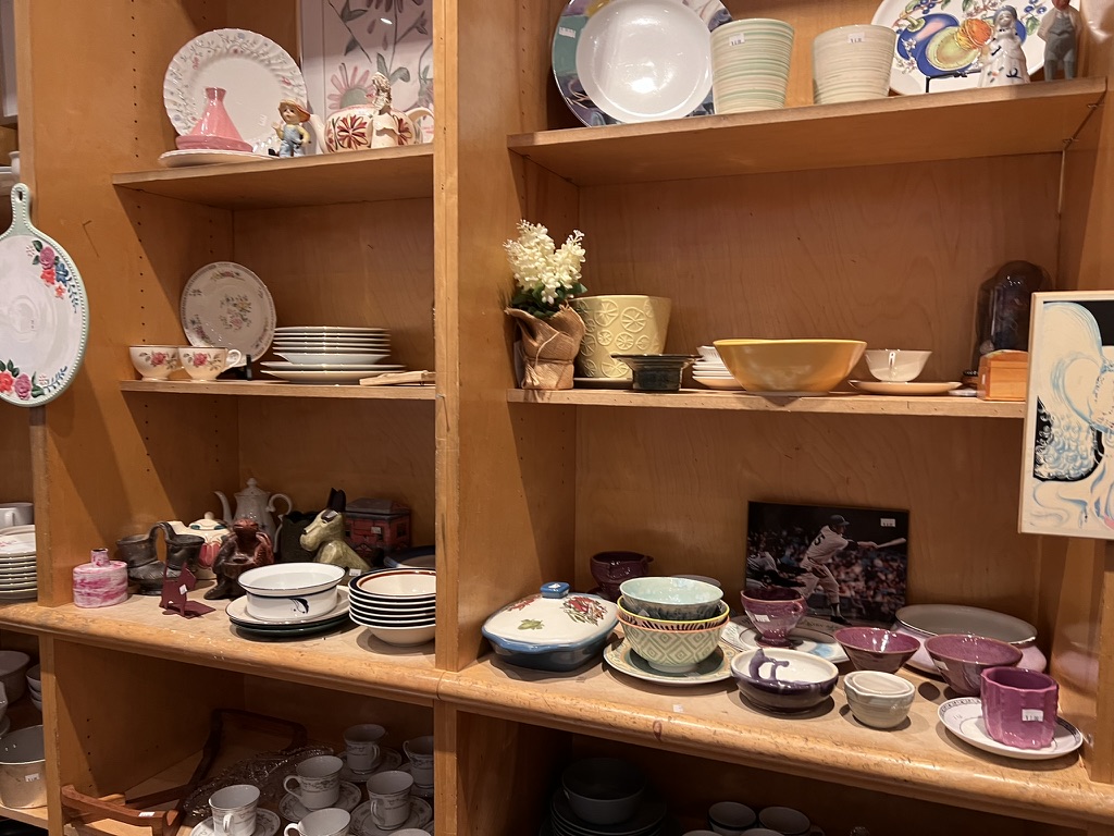 뉴욕 빈티지 스토어 찻잔과 다양한 그릇