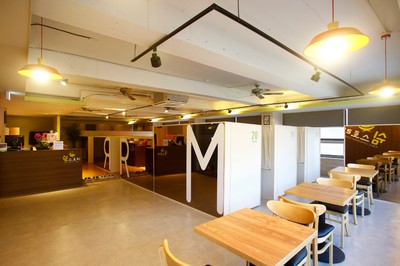 강남 카페 쉼스토리의 내부 모습.