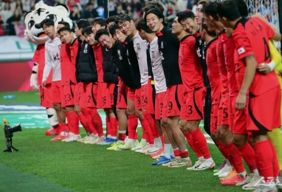 한 줄로 서서 기뻐하는 한국 축구 국가대표 선수들
