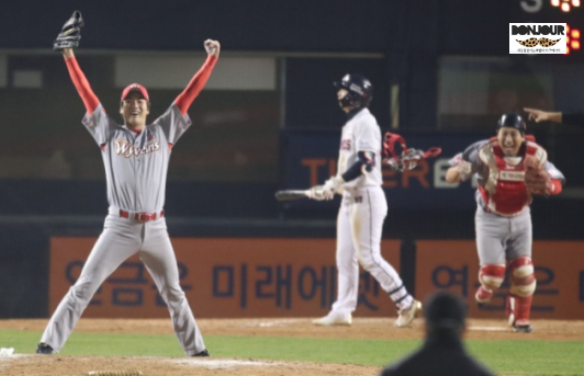김광현이 한국시리즈에서 마무리 투수로 등장하여 세이브 성공 장면