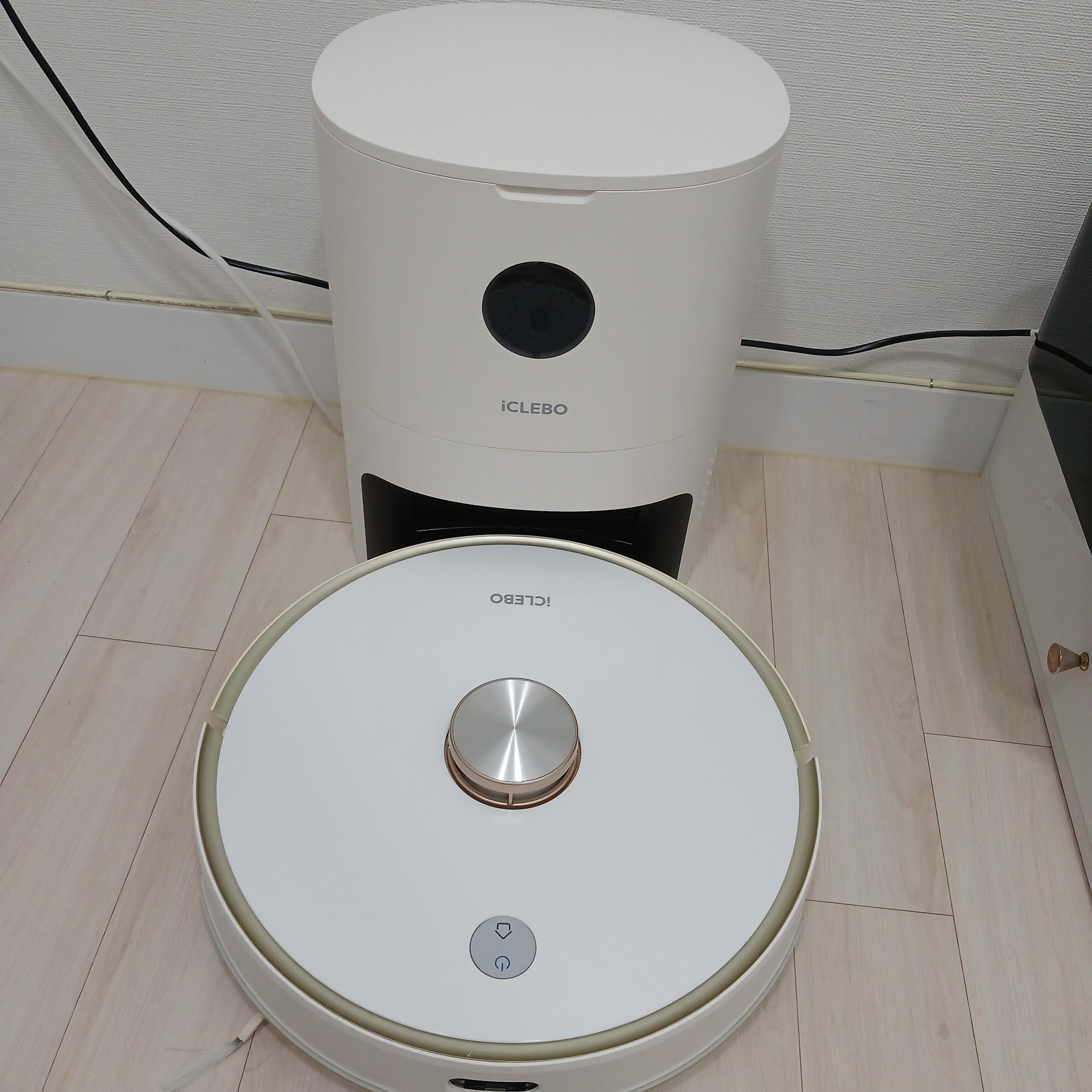 아이클레보 로봇청소기와 전용 충전 스테이션 거치 모습