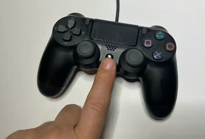 PS4 안전모드에서 듀얼쇼크4를 USB로 연결해 PS 버튼을 누르는 안내 이미지