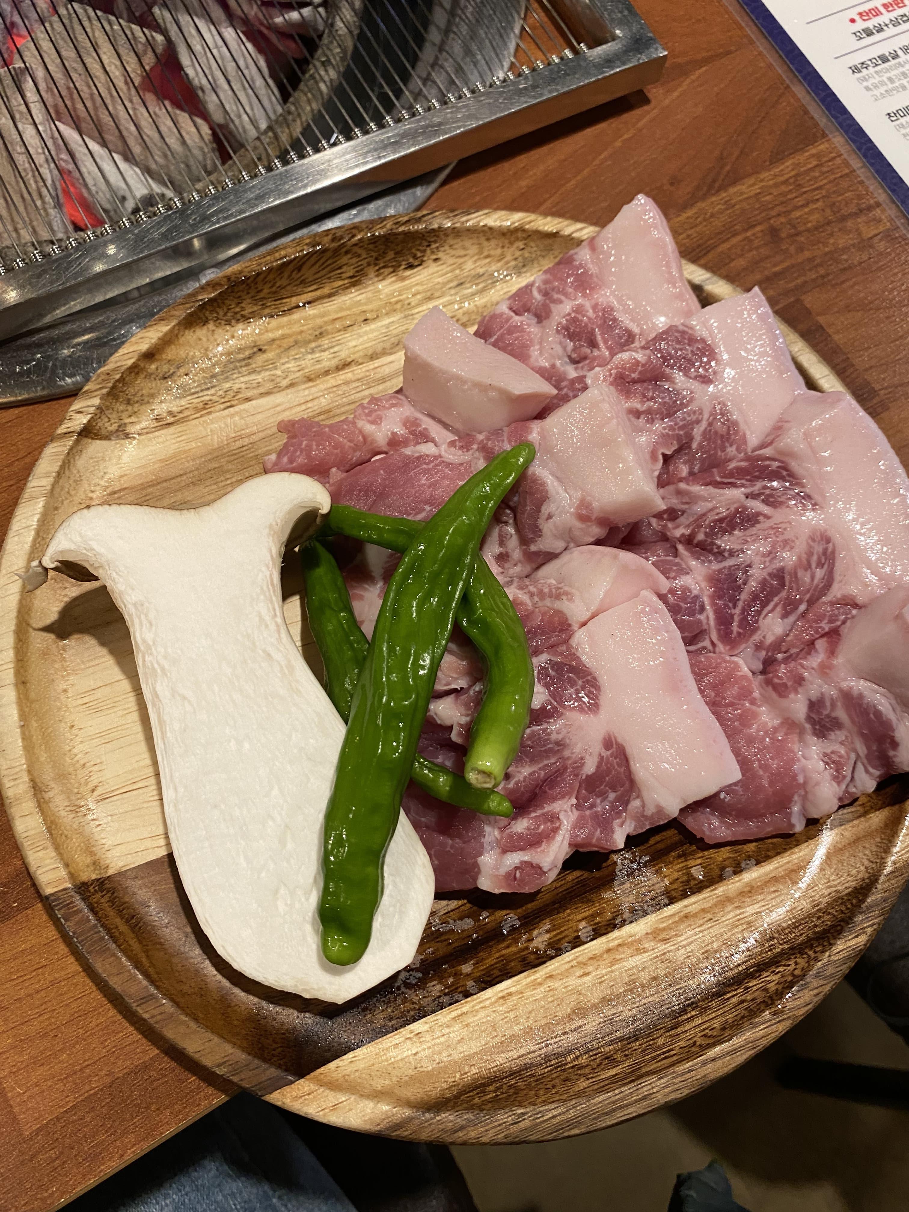 찬미돼지-제주꼬들살-돼지고기-버섯-꽈리고추