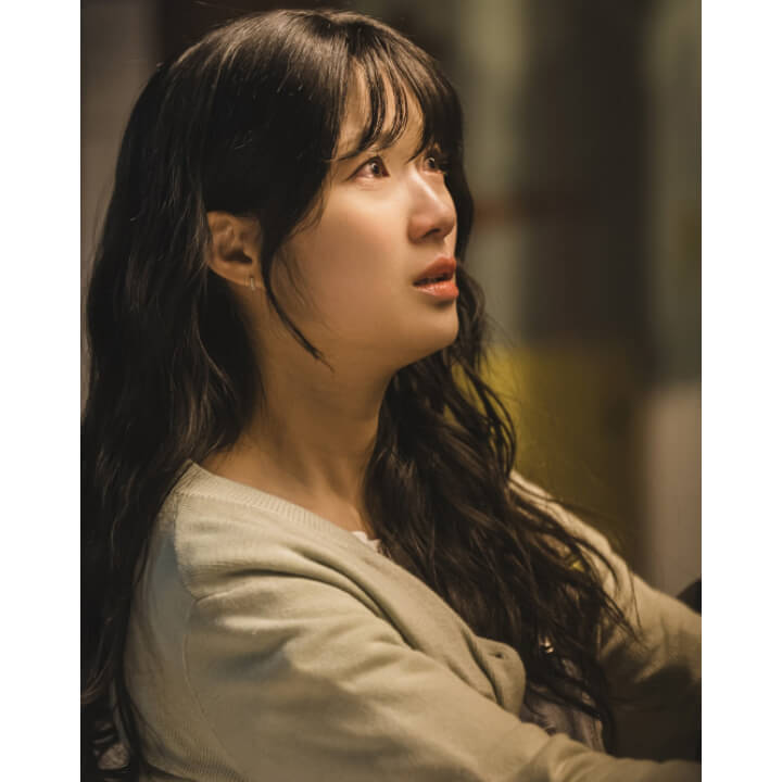 긴-파마머리를-한-임솔이-눈물을-그렁그렁-한-채-서있다