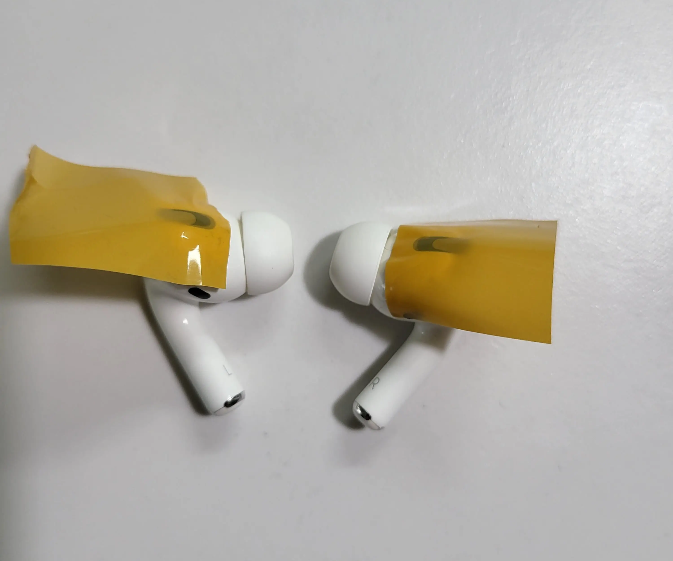 먼지를 떼어낸 에어팟