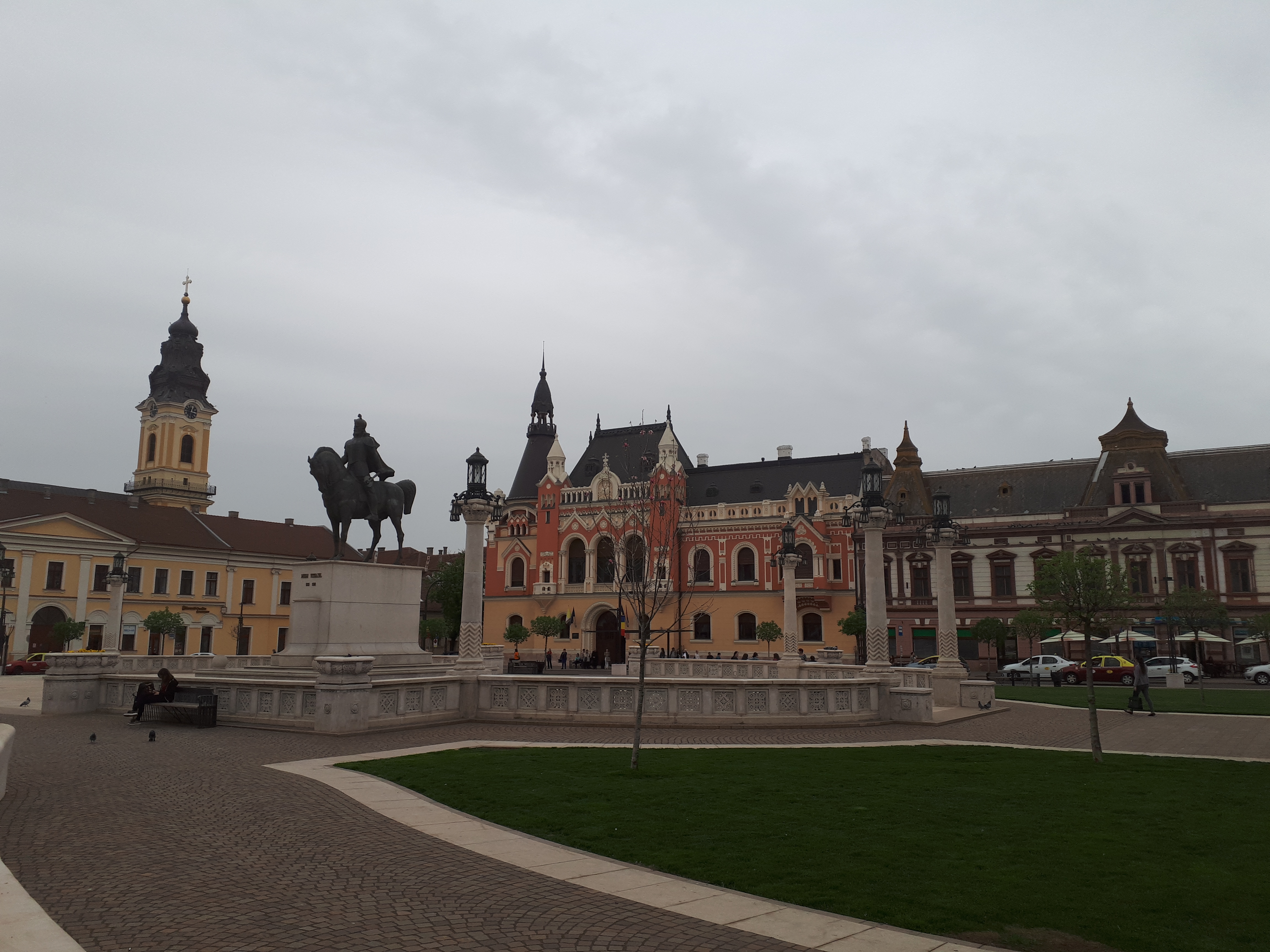 루마니아 오라데아 블랙 이글 궁전 유니리 광장 도로와 동상