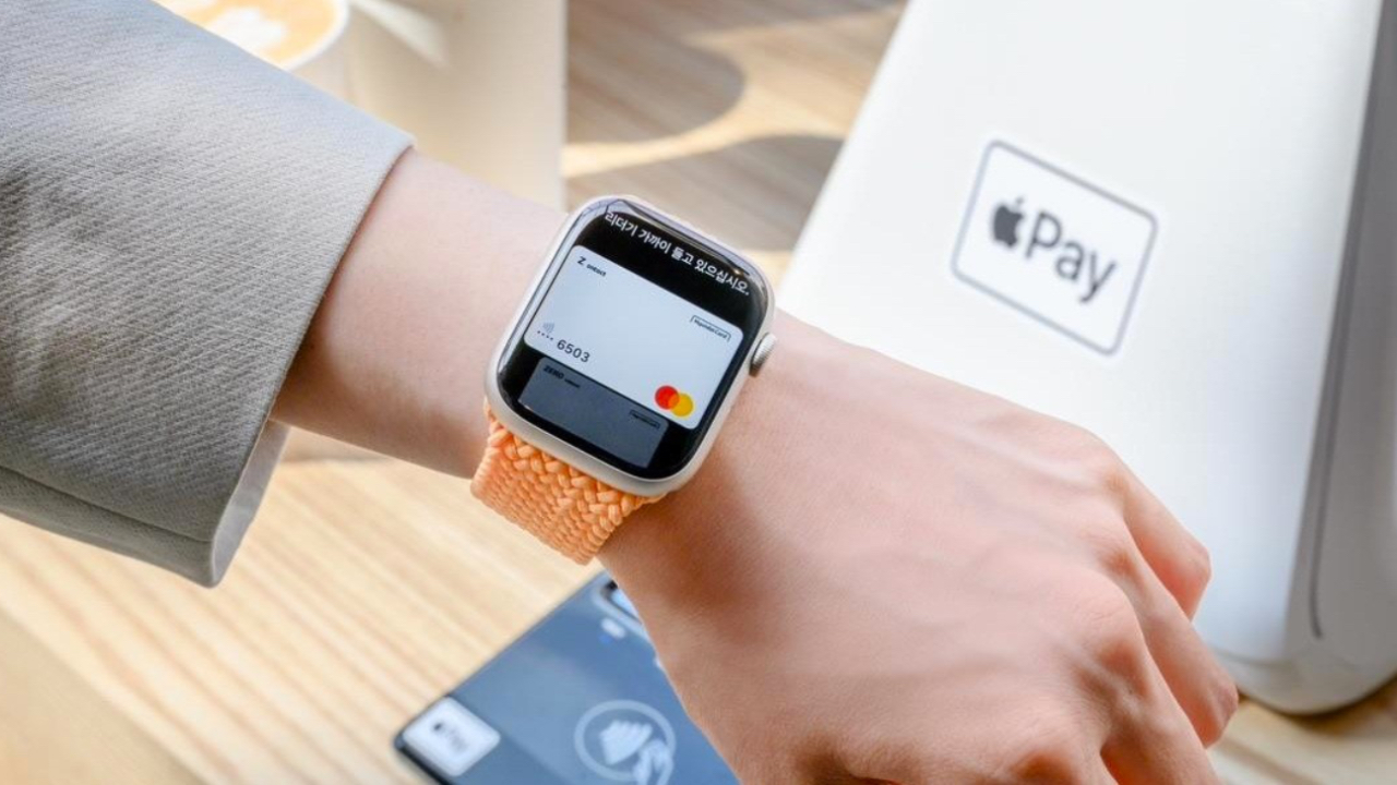 애플워치로 애플페이를 사용하는 모습