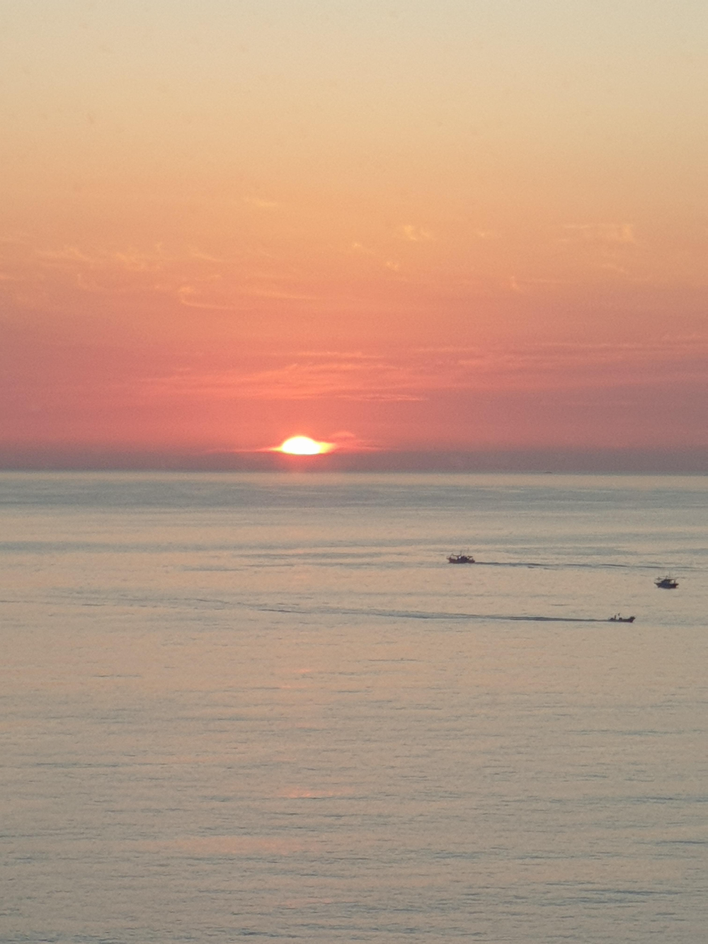 해가 수평선 위로 살짝 떠오른 모습