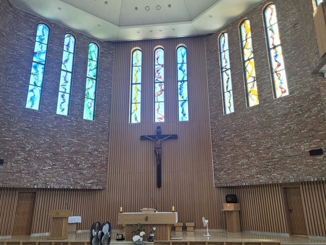 의정부 민락동성당 제대, 제단, 십자고상, 감실, 스테인드글라스 사진