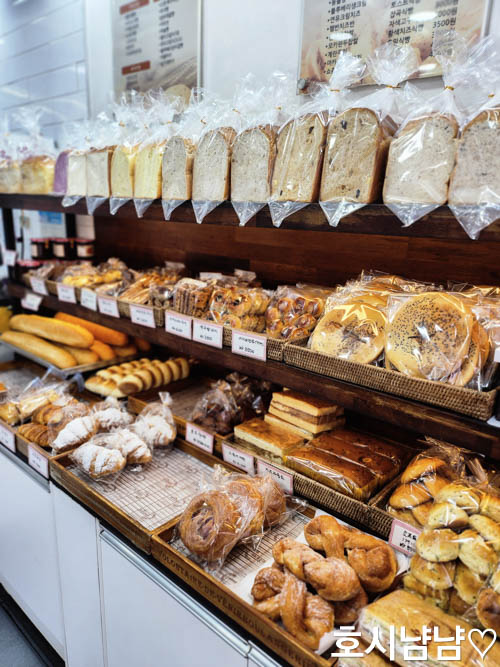 하남 인디오븐 진열대 &ndash; 식빵과 쿠키, 크림빵, 고로케, 페이스트리가 가지런히 놓인 풍경