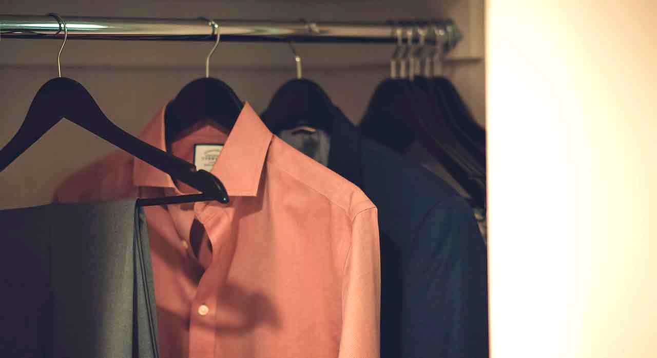 호텔 옷장 안에 정리된 원목 옷걸이들. [ⓒPexels &lsquo;Craig Adderley&rsquo;]