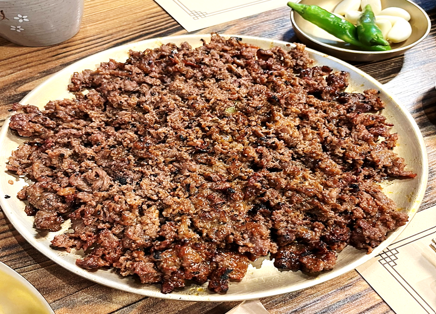 엄청 커다란 접시를 가득 채운 천황식당의 석쇠불고기