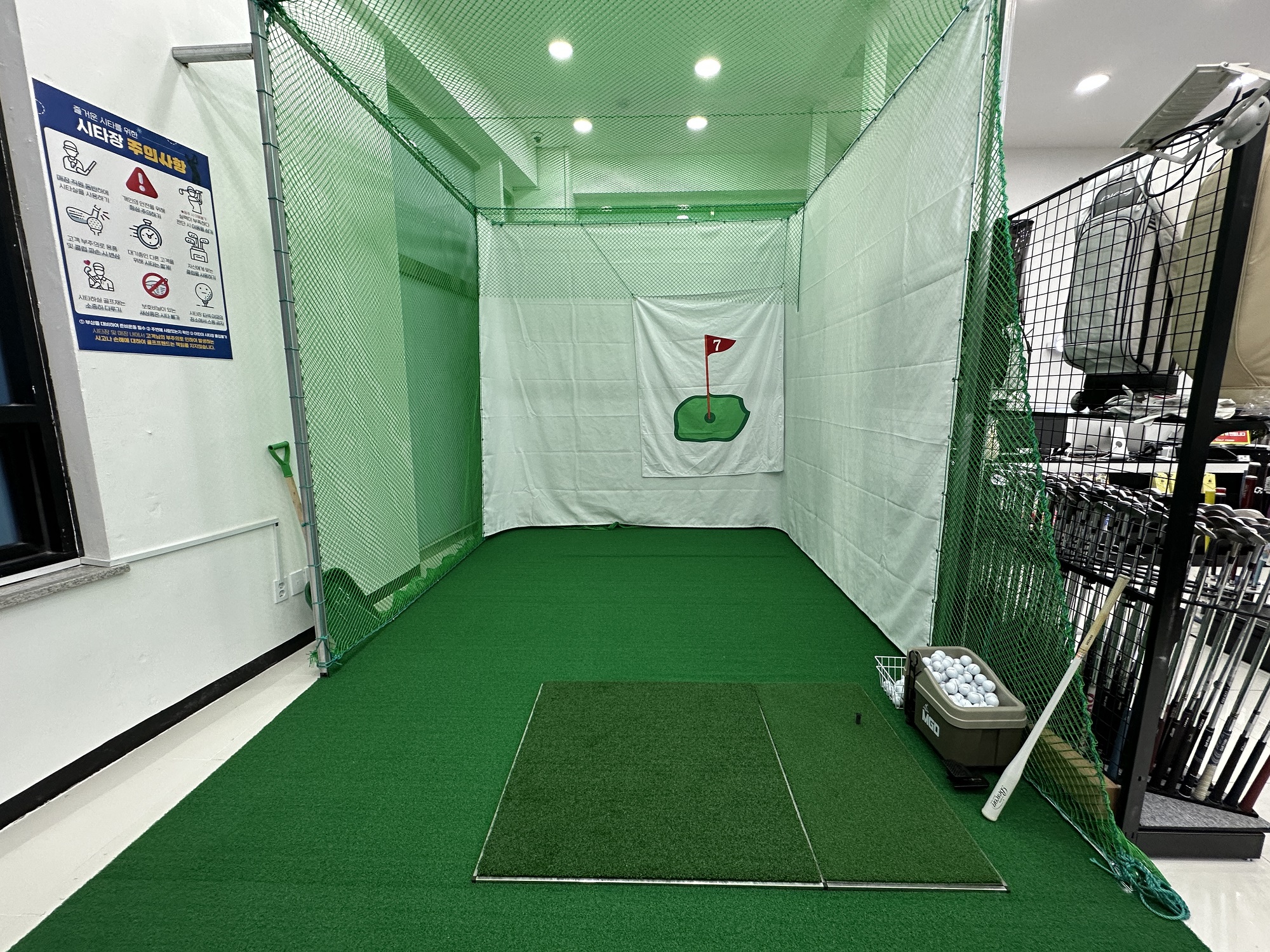 수원 영통 골프샵 내부 사진 8. 1층 시타실