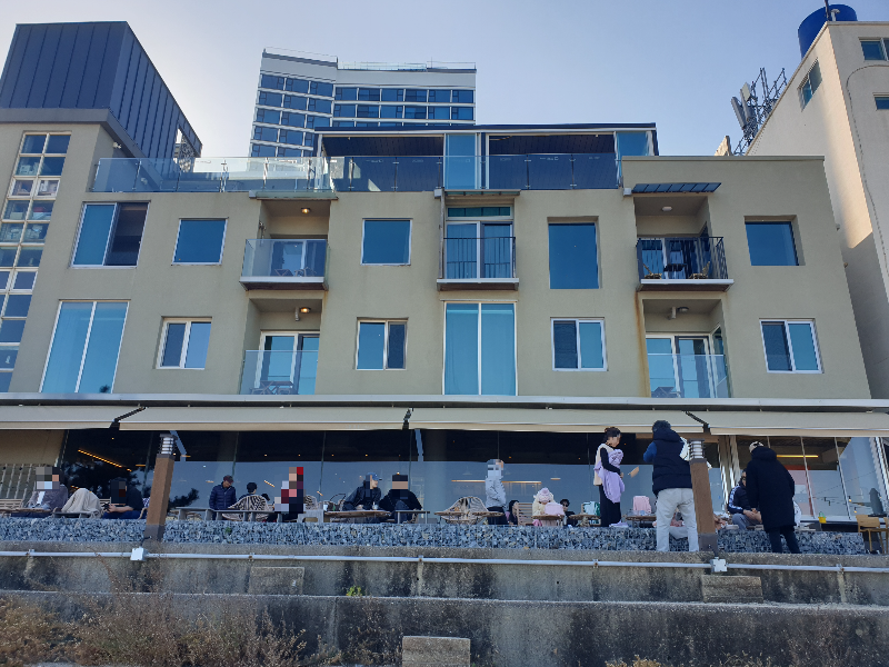해변에서 바라본 카페. 건물 자체는 이쁘진 않다.