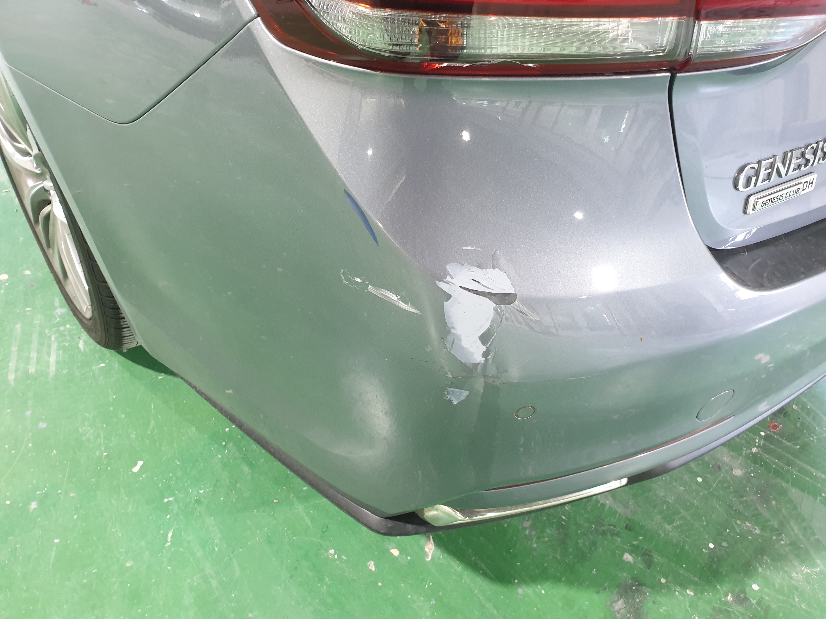 페인트가 떨어진 뒤 범퍼