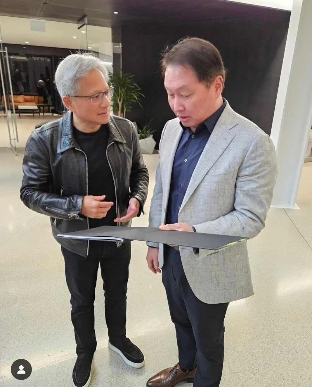 최태원 SK그룹 회장이 4월 24일(현지 시간) 미국 실리콘밸리를 찾아 미국 반도체 기업 엔비디아의 젠슨 황 최고경영자(CEO)와 만났다.