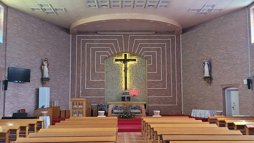 부산 광안성당 성전 안 제대, 제단, 감실, 십자고상, 예수성심상, 성모상 사진