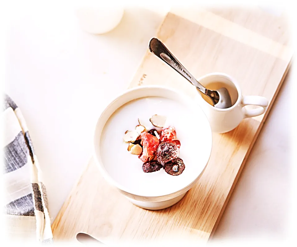 과일토핑-요거트-식탁-숟가락