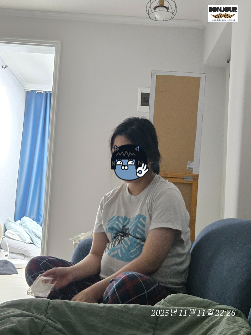 집에서 풀이 죽어 있는 상태로 쇼파에 앉아있는 임산부의 모습