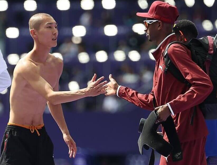 바르심과 인사하는 우상혁