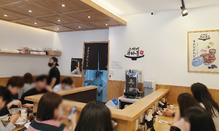스미비부타동-내부-테이블에서-사람들이-먹고-있다
