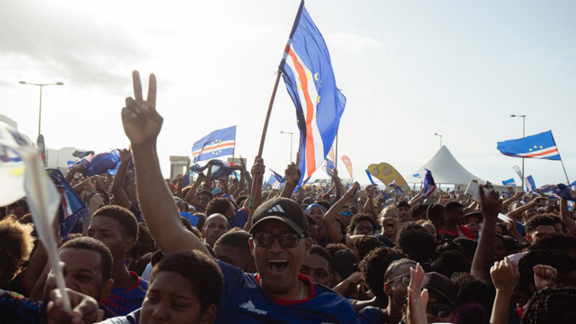 환호하는 카보베르데 국민들