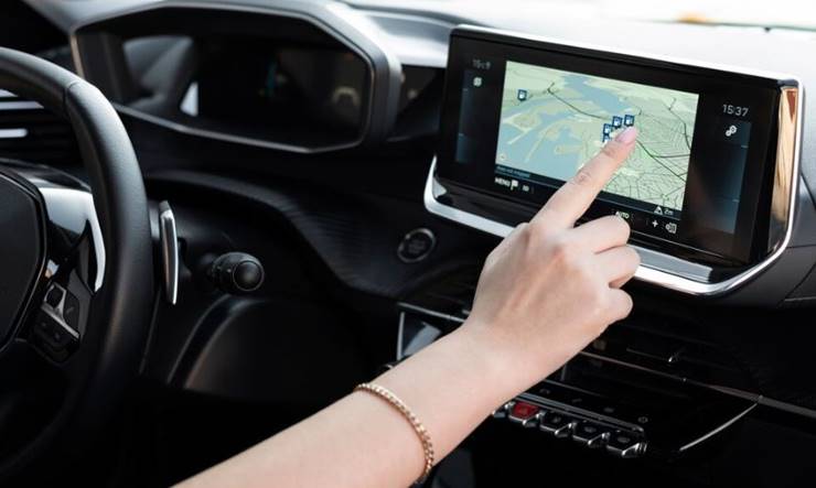 네비게이션을 보는 여자