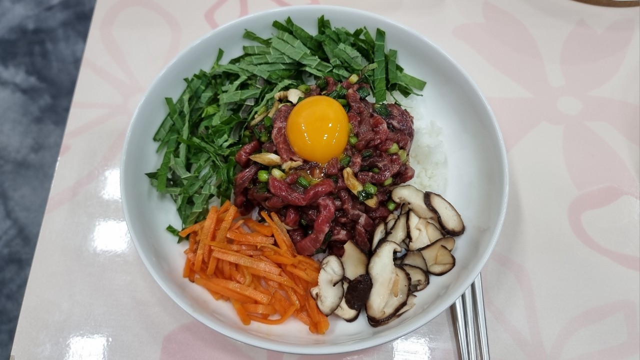 육회 비빔밥
육회비빔밥