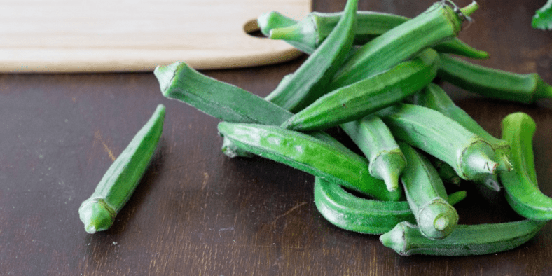 테이블 위에 놓여 있는 여러 개의 오크라