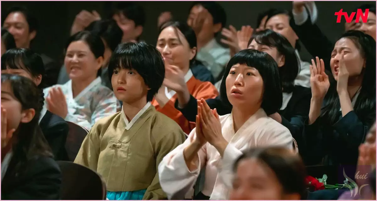 국극 관람중인 정년과 정자