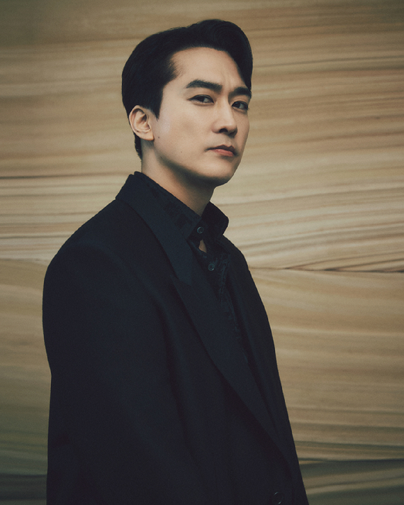 배우 송승헌이 넷플릭스 시리즈 &#39;택배기사&#39; 공개 기념 인터뷰를 진행&#44; 사진촬영을 하고 있다. [사진=넷플릭스 ]