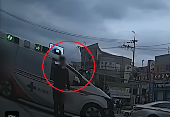 교차로를 진입하던 중 사이렌을 켜고 달려오던 구급차에 부딪혀 전복되는 사고가 발생하면서 누리꾼들 사이에서 갑론을박이 일고 있다. 해당 응급차에 타고 있던 구조사가 사고 현장에서 흡연하는 모습이 포착됐기 때문이다. [사진=유튜브 '한문철TV']