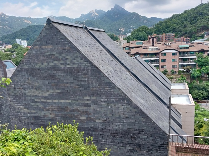 세검정성당 위에서 보이는 북한산 풍경