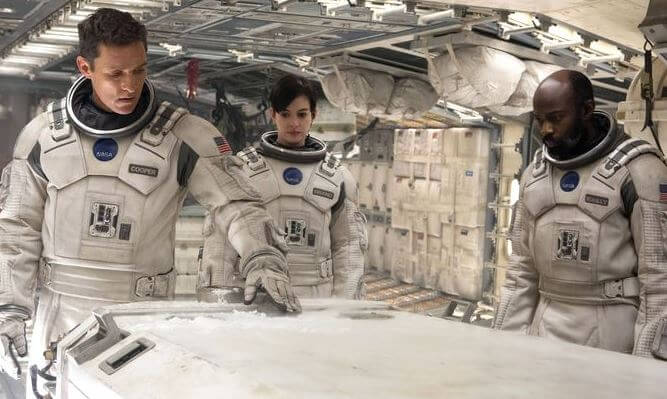 인터스텔라, 우주인들이 진지하게 회의하는 모습