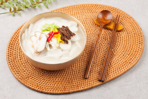 새해에 떡국 먹는 이유와 전통적인 의미