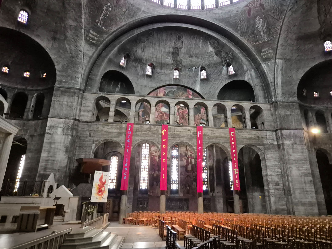 파리 성령 성당 내부, 어둑한 분위기 속에서 프레스코화와 모자이크가 천천히 드러나는 성당 내부