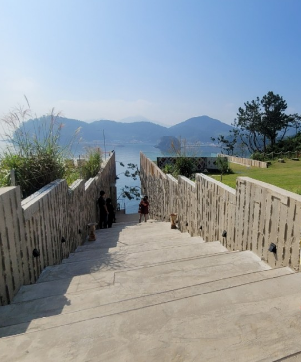 '카페 W181' 입구 계단